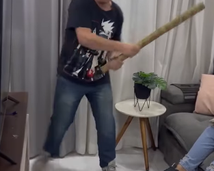 N1818013_Ele comprou para ela uma televisão de ultima geraç_part2.mp4