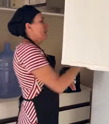 N1318007_Ela não deixou funcionária cozinhar!_part2.mp4