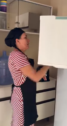 N1318007_Ela não deixou funcionária cozinhar!_part2.mp4