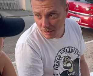 N1821010_namorado deu um cartaz de presente para ela, ela_part2.