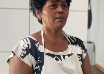 N1424011_Patrão surpreende funcinonaía dormindo no trabalho_part2.