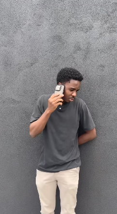 N1124002_Os dois viram quando carteira dela caiu._part2.