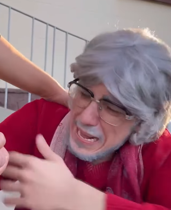 N0925017 Idoso pediu ajuda na porta da igreja foi empurra part2