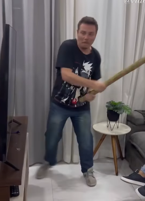 N2127002 Ele comprou para ela uma televisão de ultima geraç part2