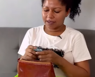 N1227001 Marido pega único dinheiro da esposa olha mo part2