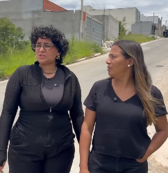 N1127004 Eles levantaram uma casa em um terreno que não era part2