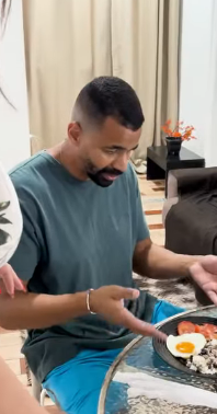 N1028021 Ela expulsou seu marido seu filho de casa por es part2