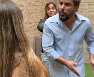 N1828001 Menina inteligente põe seu telefone para gravar part2