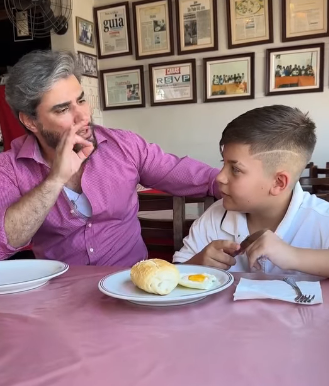 N1828010 Criança malcriada joga fora sua comida seu pai part2