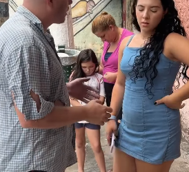 N2115003_Milionário se passa por indigente para comprar um_part2