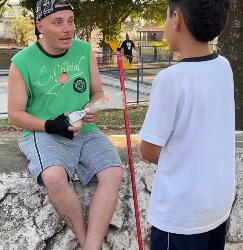 N1816018_Mãe deixa seu filho mimado com morador de rua para_part2.