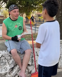 N1816018_Mãe deixa seu filho mimado com morador de rua para_part2.