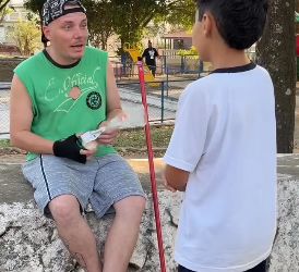 N1816018_Mãe deixa seu filho mimado com morador de rua para_part2.