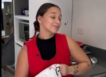 N2516014_Essa garota estava se passando por dona da casa e olha o que aconteceu com ela_part2