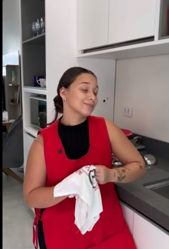 N2516014_Essa garota estava se passando por dona da casa e olha o que aconteceu com ela_part2