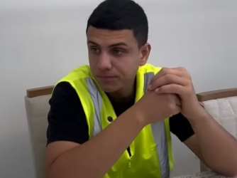 N2516008_Nesta família ninguém parava de usar o celular e este homem aproveitou para tirar muito dinheiro_part2