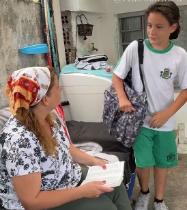 N2112019_Menino humilde ensina uma grande lição ao menino_part2